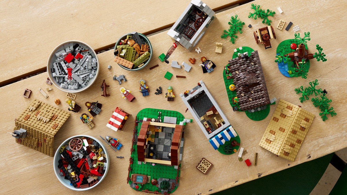 LEGO Icons 10332 Medieval Town Square: first impressions