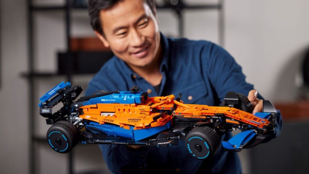 LEGO Technic 42141 McLaren Formula One Race Car Featured 1024x576