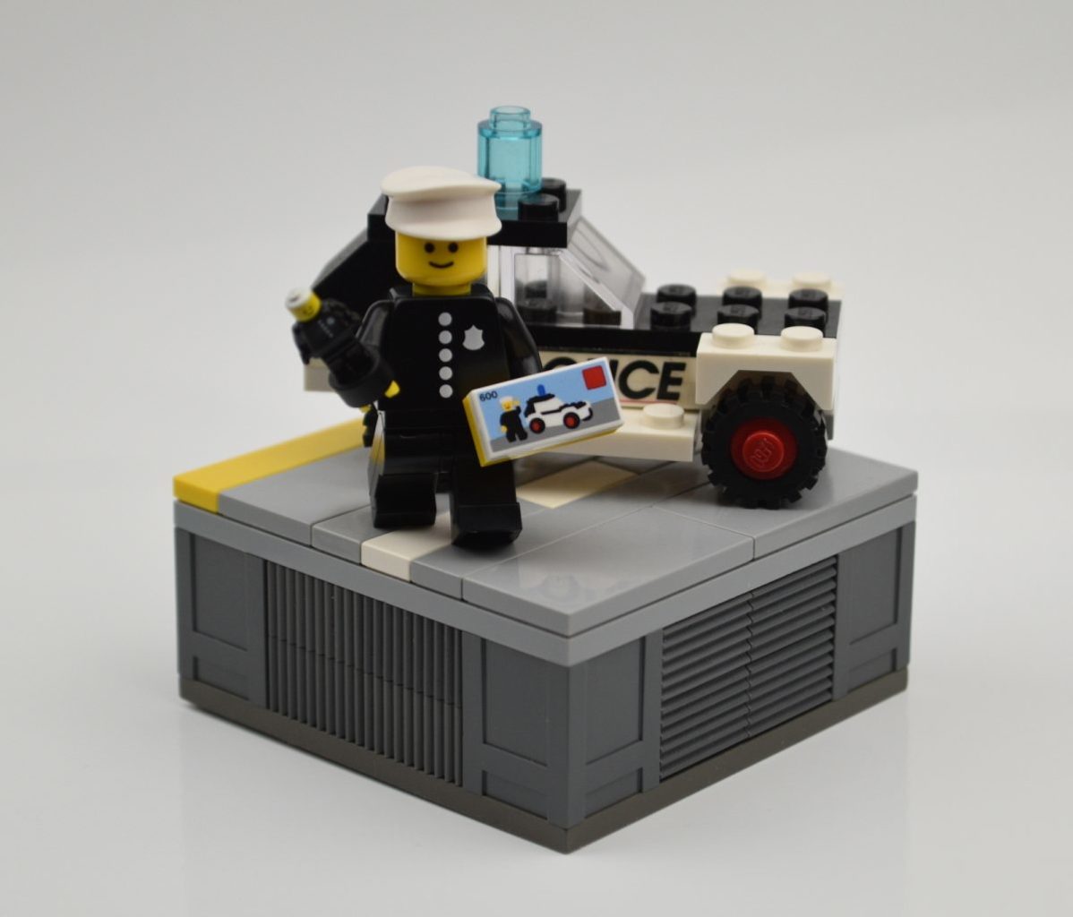 LEGO Collectible Minifigures Series 18 Vignettes: Police Officer
