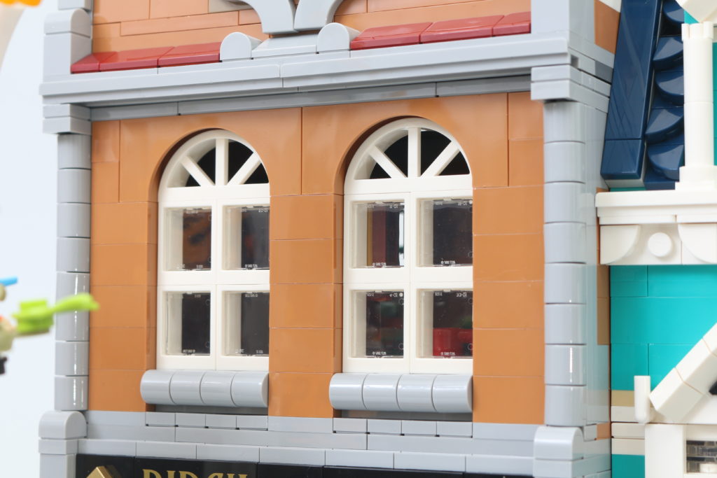 LEGO Creator Expert 10270 Bookshop review 34