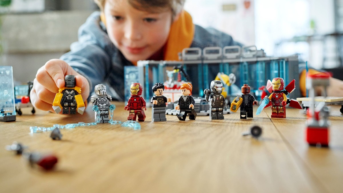 Here's a closer look at LEGO 76216 Iron Man Armory