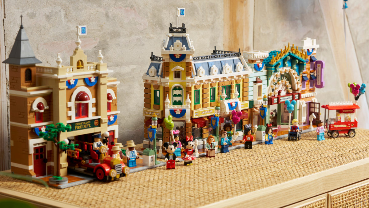 LEGO Disney 43303 Main Street, U.S.A. featured image